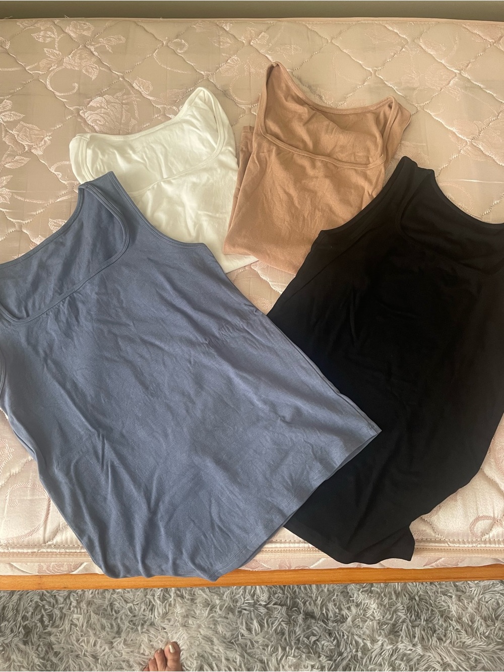 NWOT tanks (5)